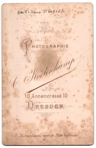 Fotografie Atelier Kortenkamp, Dresden, Annenstrasse 10, Portrait Emil & Anna Stiegler, Mann im Anzug, Frau in Krinoline