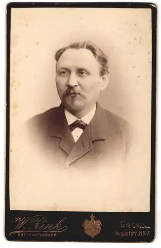 Fotografie W. Zink, Gotha, Auguststr. 7, Portrait Mann in Jacke mit Querbinder