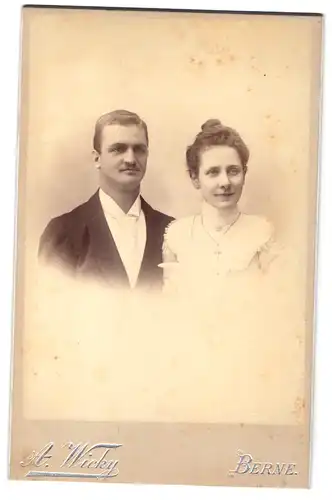 Fotografie A. Wicky, Berne, Portrait eines Ehepaars, Frau in weissem Kleid, Mann im Anzug