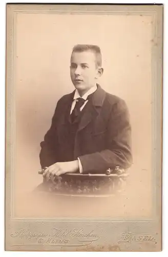 Fotografie C. Kling, Basel, Portrait Bursche in Jacke mit Krawatte