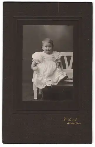 Fotografie H. Linck, Winterthur, Portrait Kleinkind im weissen Kleidchen