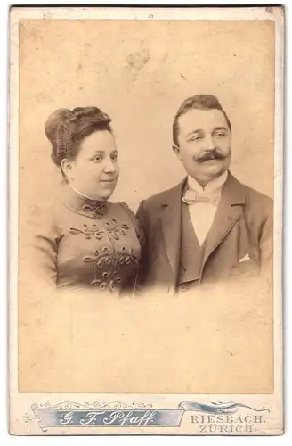 Fotografie G.F. Pfaff, Riesbach, Wiesenstrasse 11, Portrait adrettes Ehepaar in schönen Kleidern