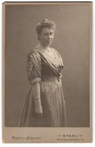 Fotografie Kling-Jenny, Basel, Petersgraben 17, Portrait Frau in langem Kleid mit weisser Spitze