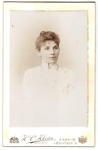 Fotografie H. O. Klein, Lahr i.B., junge Frau in hochschliessendem Kleid