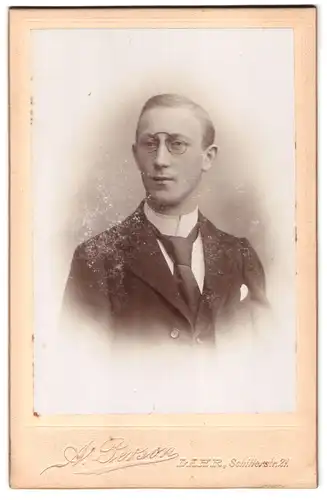 Fotografie A. Person, Lahr, Schillerstrasse 21, junger Mann mit Zwicker im Portrait