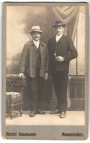 Fotografie Nikolaus Baumann, Altomünster, Portrait zwei junge Herren in modischer Kleidung