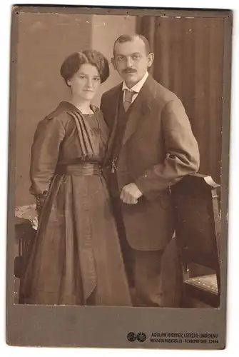 Fotografie Adolph Richter, Leipzig-Lindenau, Merseburgerstrasse 61, Portrait junges Paar in modischer Kleidung