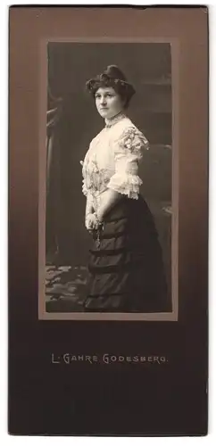 Fotografie L. Gahre, Godesberg, Portrait junge Dame in weisser Bluse und Rock