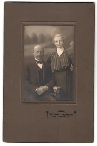 Fotografie Gebr. Gottschlich Nachf., Leipzig-Gohlis, Äussere Hallische Strasse 91-93, Portrait modisch gekleidetes Paar