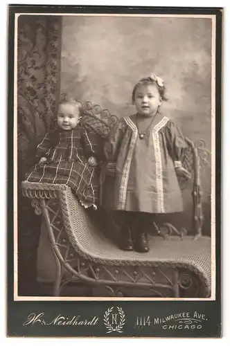 Fotografie H. Neidhardt, Chicago, 1114 Milwaukee Ave., Portrait kleines Mädchen im Kleid mit Kleinkind