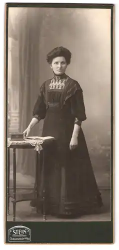 Fotografie Atelier Stein, Berlin, Chausseestrasse 65-66, Portrait junge Dame im modischen Kleid