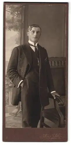 Fotografie Alois Klar, Ort unbekannt, Portrait junger Herr im Anzug mit Krawatte