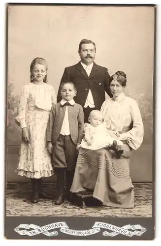 Fotografie Th. Buchhave, Kjobenhavn-N., Nörrebrogade 27, Portrait bürgerliches Paar mit zwei Kindern und Baby