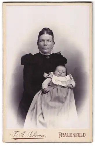 Fotografie F.A. Schwarz, Frauenfeld, vis-a-vis Wyler Bahnhof, Portrait Mutter mit Baby im Taufkleidchen