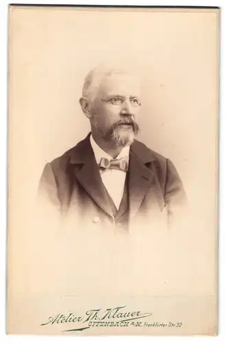 Fotografie Atelier Th. Klauer, Offenbach a/M., Frankfurter Str. 32, Portrait vollbärtiger Herr mit Brille