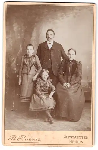 Fotografie R. Bodmer, Altstätten, Portrait Elternpaar mit kleinen Töchtern