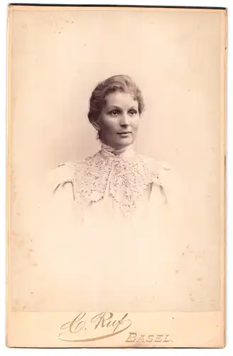 Fotografie C. Ruf, Basel, Steinenthorberg 20, Portrait hübsche, junge Frau in weisser Bluse