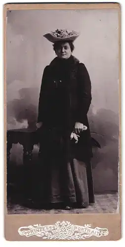 Fotografie unbekannter Fotograf und Ort, Portrait Dame im Pelzmantel mit ausgefallenem Hut