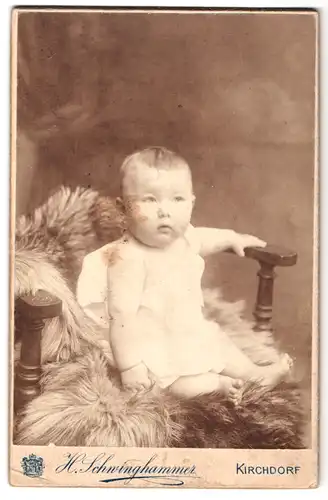 Fotografie H. Schwinghammer, Kirchdorf /Kremsthal, Portrait niedliches Baby im Hemdchen