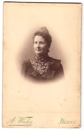 Fotografie A. Wicky, Berne, Schnazenstrasse 6, Portrait Frau mit hochgesteckter Frisur in schöner Bluse