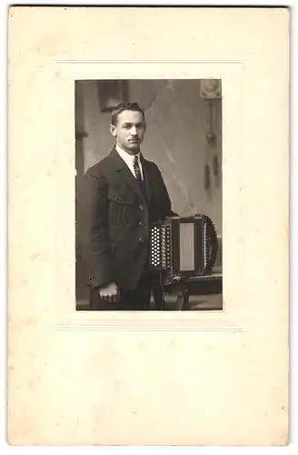 Fotografie Alfons Weise, Bern, Marktgasse 46, Portrait junger Mann mit Akkordeon