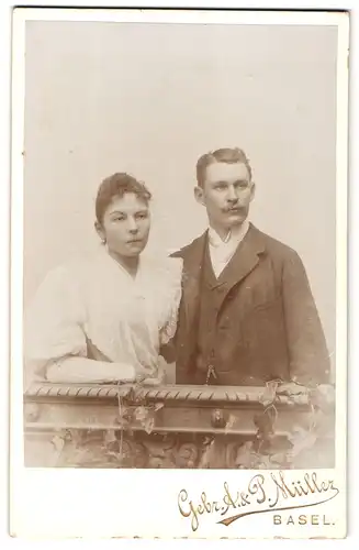 Fotografie Gebr. A. & P. Müller, Basel, Portrait Ehepaar zeitgenössisch gekleidet