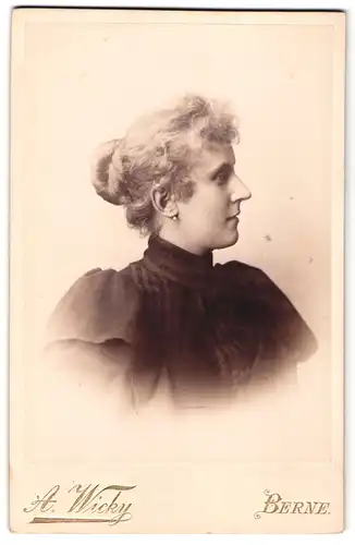 Fotografie A. Wicky, Berne, Portrait junge Frau mit Dutt in dunkler Bluse