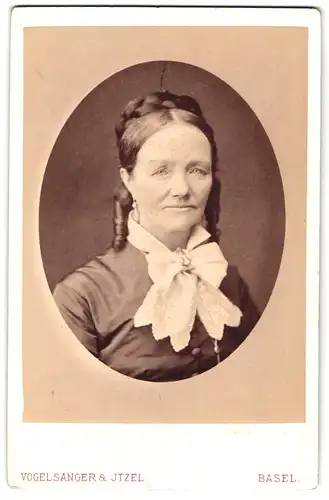 Fotografie Vogelsanger & Itzel, Basel, Portrait Frau mit Hochsteckfrisur und Korkenzieherlocken