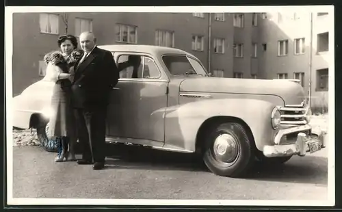 Fotografie Auto Opel Kapitän, stolzes Paar neben Nobel-Limousine
