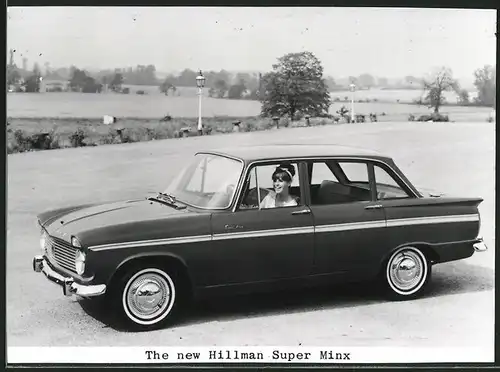 Fotografie Auto Hillman Super Minx, hübsche Brünette im PKW