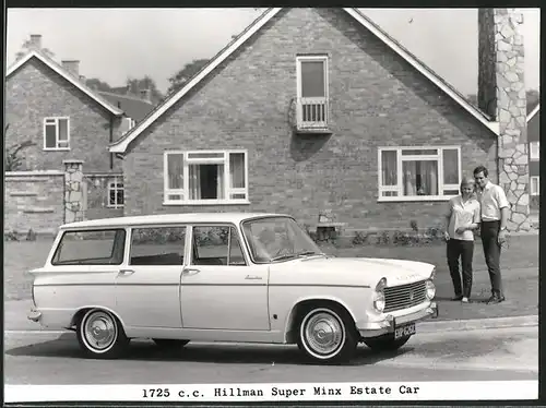 Fotografie Auto Hillman Super Minx Estate Car, Paar betrachtet PKW