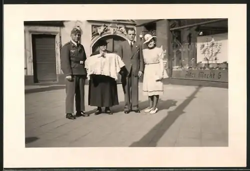Fotografie unbekannter Fotograf, Ansicht Posen, Alter Markt 6, Obergefreiter der Luftwaffe vor Ladengeschäft 1943