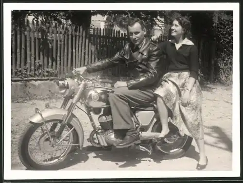 Fotografie Motorrad Mars, junges Paar auf Krad sitzend