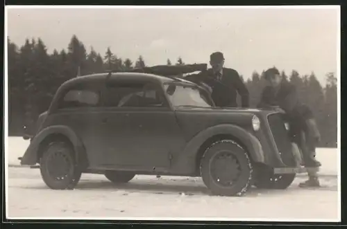 Fotografie Auto Opel 6, Männer verzurren etwas auf dem dach des PKW's