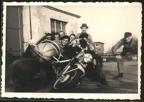 Fotografie Motorrad mit Boxermotor & Seitenwagen, Burschen albern mit Krad herum
