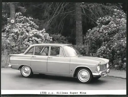 Fotografie Auto Hillman Super Minx 1725ccm, Limousine am Strassenrand