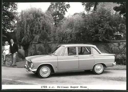 Fotografie Auto Hillman Super Minx 1725ccm, Paar betrachtet Limousine
