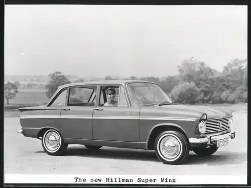 Fotografie Auto Hillman Super Minx 1725ccm, hübsche junge Dame in Limousine sitzend