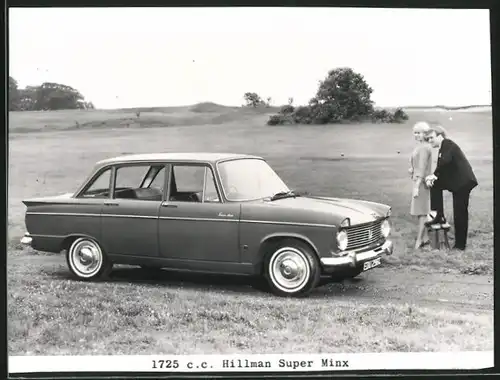 Fotografie Auto Hillman Super Minx 1725ccm, Paar betrachtet Neuwagen