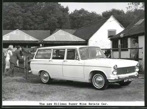 Fotografie Auto Hillman Super Minx 1725ccm Estate Car, PKW auf einem Bauernhof