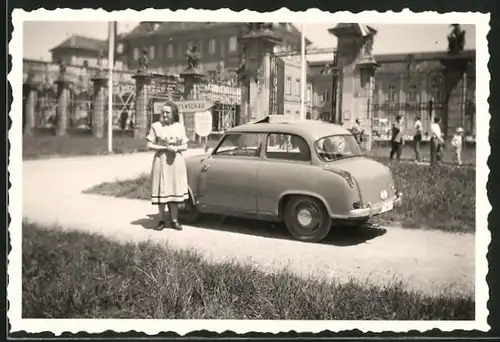 Fotografie unbekannter Fotograf, Ansicht Ludwigsburg, Auto Lloyd am Residenzschloss, Blühendes Barock Gartenschau 1959