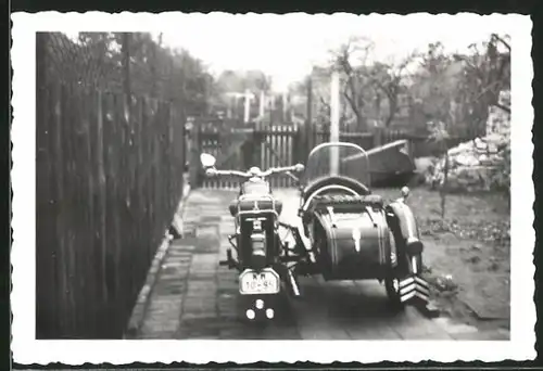 Fotografie Motorrad mit Seitenwagen, Gespann in einer Hauseinfahrt