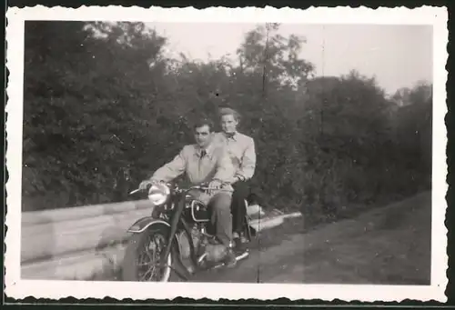 Fotografie Motorrad BMW, junges Paar auf Krad mit Boxermotor