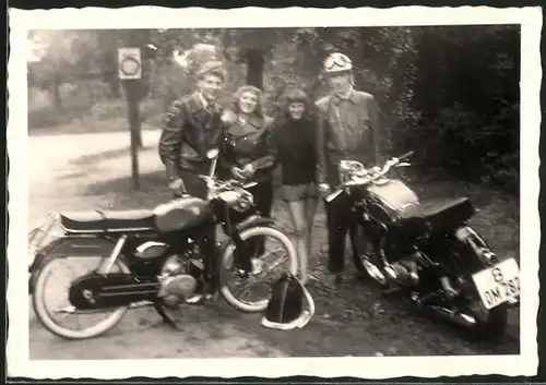 Fotografie Motorrad, junge Paar bei einer Ausfahrt mit dem Krad