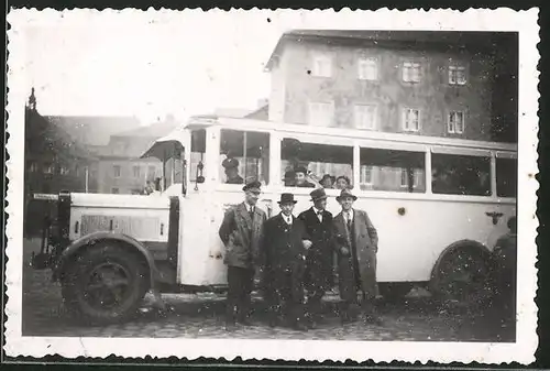 Fotografie Bus, Omnibus der Reichspost, Fahrgäste neben Bus stehend