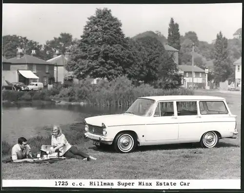 Fotografie Auto Hillman Super Minx Estate Car, Paar beim Picknick