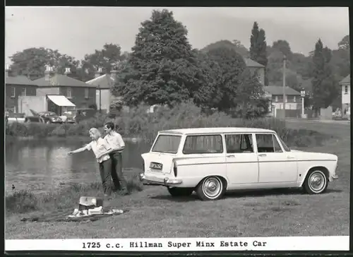 Fotografie Auto Hillman Super Minx Estate Car, Paar füttert Enten