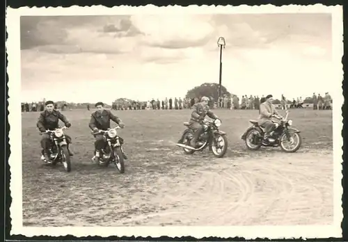 Fotografie Motorrad Geländerennen, Burschen auf Krad im Rennen