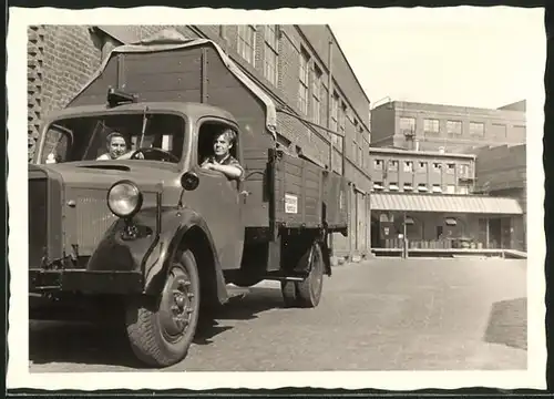 Fotografie Lastwagen, Burschen in LKW-Pritsche sitzend