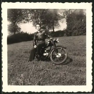 Fotografie Motorrad DKW, Fahrer mit Lederjacke auf Krad sitzend